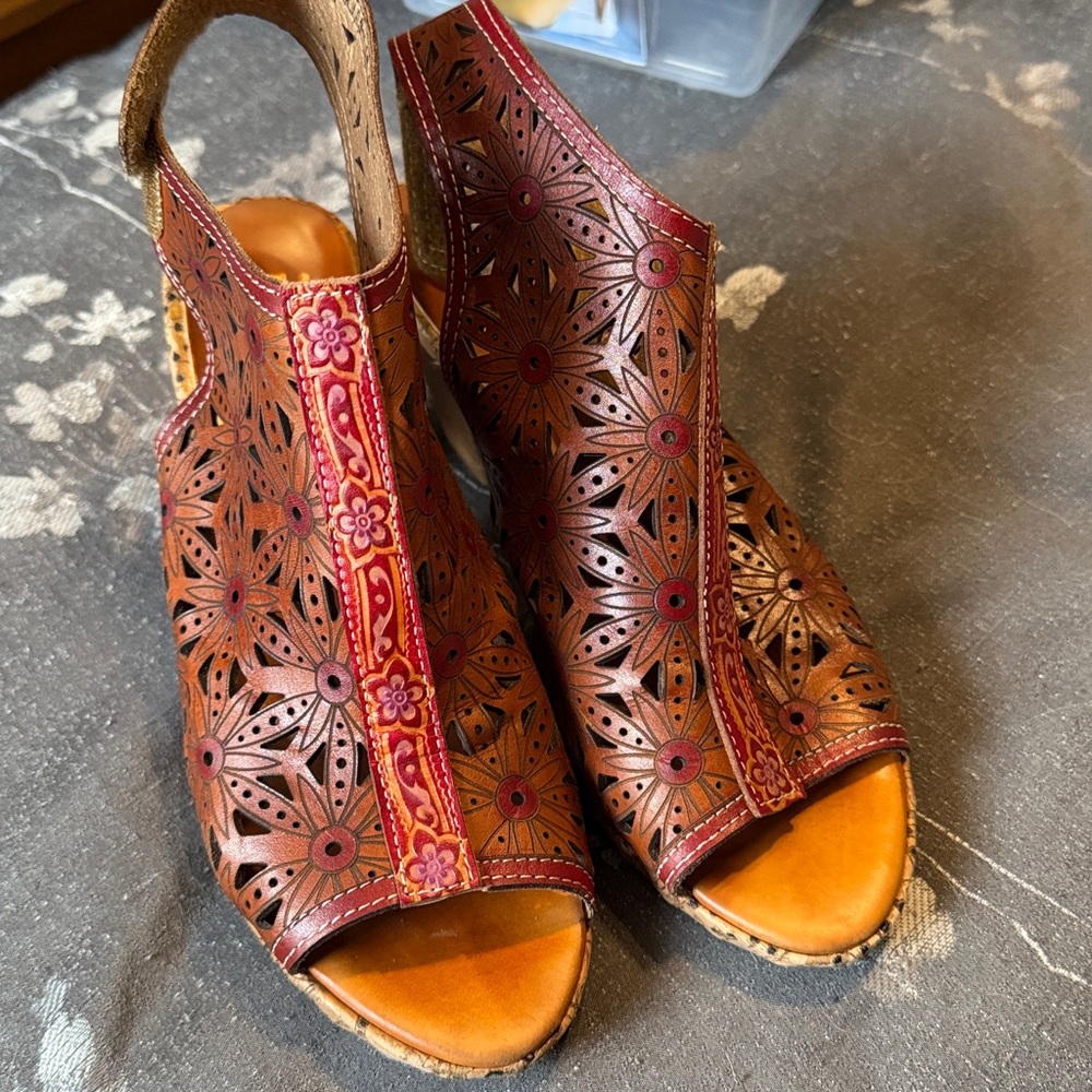 L’artiste Brown and Red Cutout Sandals